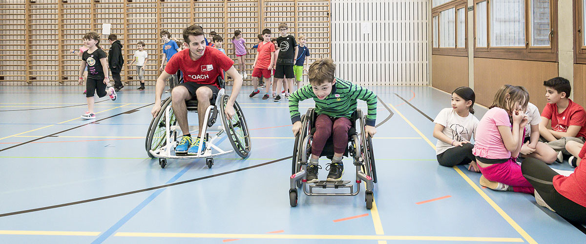 Idée Sport, IdèeSport, Jugend Projekt, Open Sunday, Migration, Kinder, Turnhalle, Sport, Bewegung, Jugendliche, Turnübung, Geschicklichkeit, Koordination, Staff, Betreuer, Betreuerin, Stiftung, Coach, NGO, Behinderte, Behinderung, Rollstuhl, Inklusion, Schulhaus , 10. Februar 2019, © Photo Christian Jaeggi
